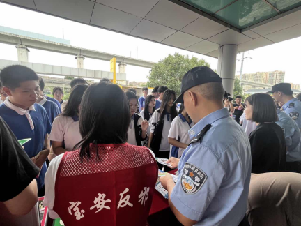 深圳宝安： 深圳读书月，反邪校园行176.png